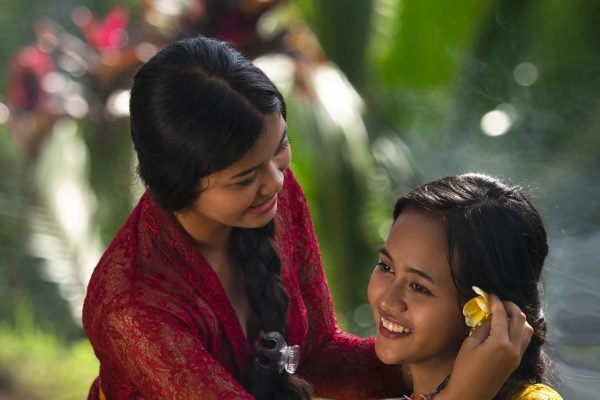 two-balinese-women-traditional-clothes-prepare-ritual_576074-391 two-balinese-women-traditional-clothes-prepare-ritual_576074-391